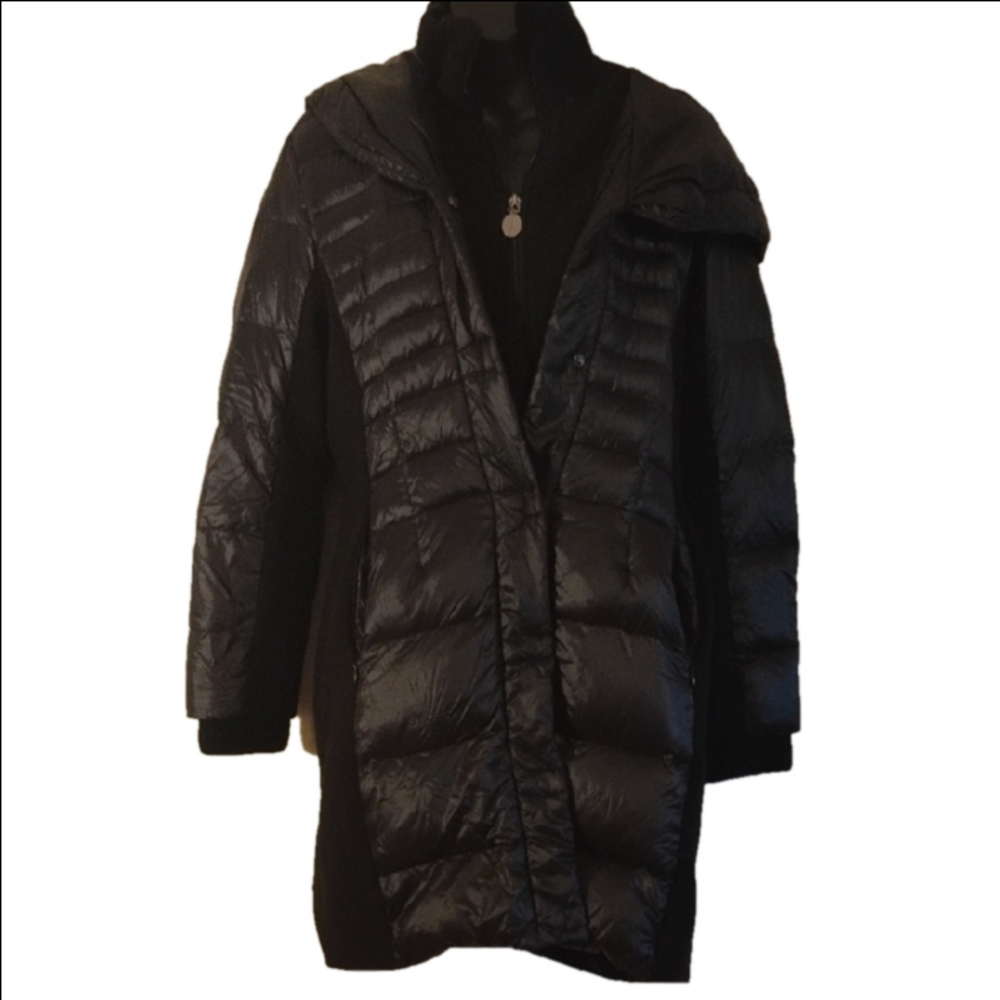 Women's Tahari Black Puffer Jacket. Size Smallish. Cute Style.